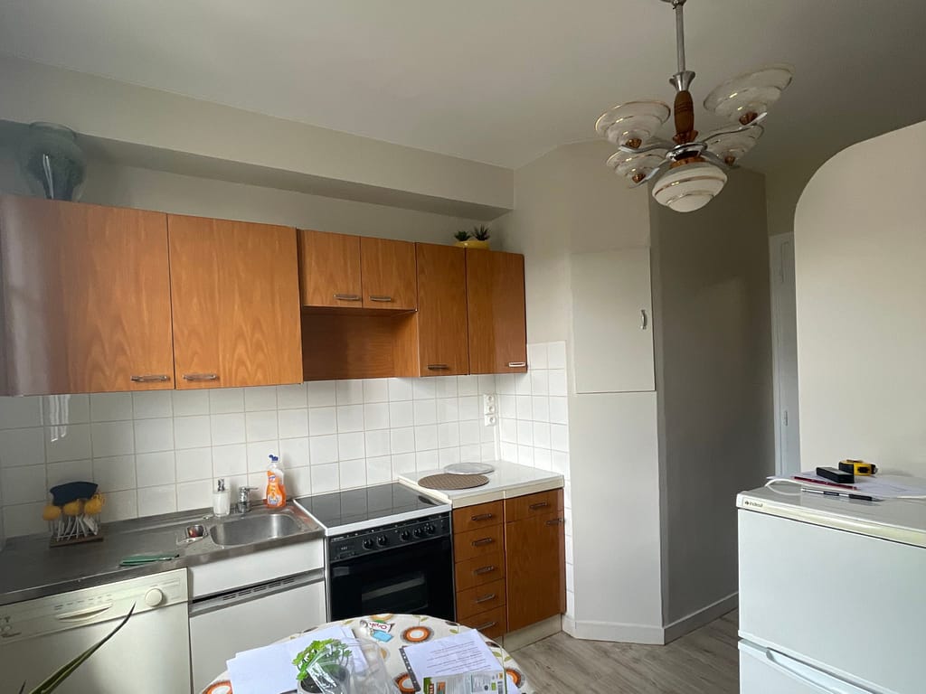 Cuisine ancienne des années 70 fermée et peu fonctionnelle avant rénovation dans une maison individuelle