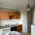 Cuisine ancienne des années 70 fermée et peu fonctionnelle avant rénovation dans une maison individuelle
