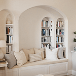 coin lecture cosy installé dans un recoin de la maison